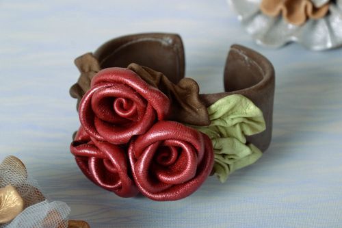 Bracciale in cuoio con fiori fatto a mano accessorio originale da donna - MADEheart.com