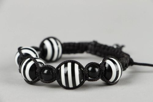 Schwarz-weißes geflochtenes Armband mit Glasperlen - MADEheart.com