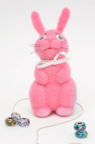 Peluche décorative fait main Jouet en laine Cadeau enfant Lapin rose avec coeur - MADEheart.com