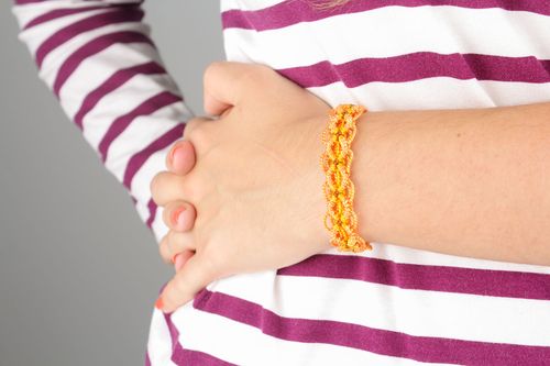 Bright threaded bracelet - MADEheart.com