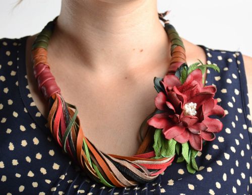 Gros collier en cuir naturel Bijou fait main Cadeau femme design unique fleur - MADEheart.com