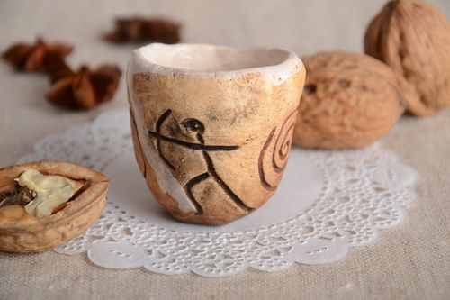 Handgemachtes Keramik Schnapsglas mit Bemalung aus Ton in Milchbrennen Technik  - MADEheart.com