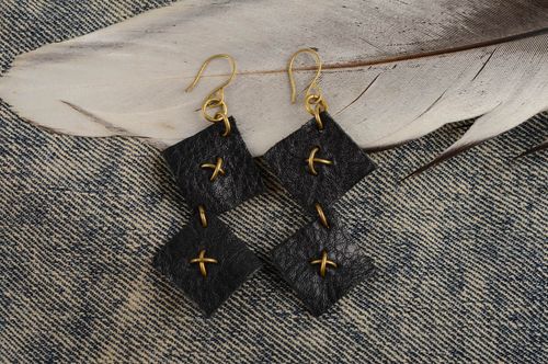 Boucles doreilles pendantes Bijoux fait main en cuir noires Cadeau femme - MADEheart.com