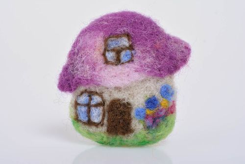 Petite broche en laine feutrée en forme de maisonette violette faite main - MADEheart.com