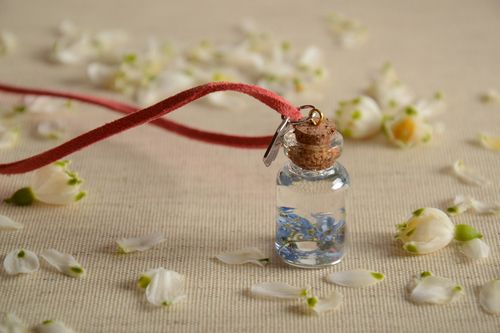 Colgante artesanal de resina epoxi frasco con flores adentro con cordón - MADEheart.com