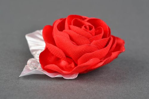 Broche fleur rouge en satin originale faite main Rose accessoire pour femme - MADEheart.com