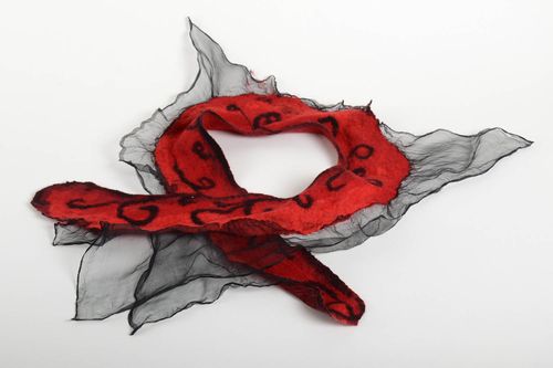 Bufanda de fieltro hecha a mano de color rojo accesorio de moda ropa de mujer - MADEheart.com