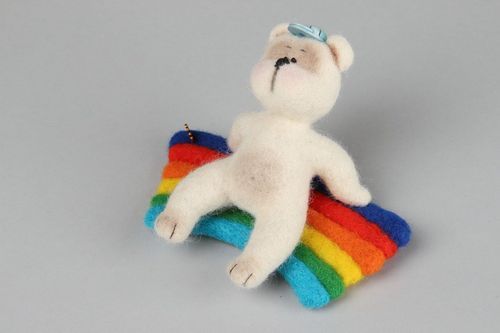 Muñeco de peluche de lana Oso sobre el arcoiris, fieltro - MADEheart.com
