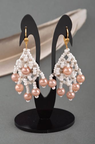 Orecchini di perline fatti a mano accessorio originale bello da donna bianchi - MADEheart.com