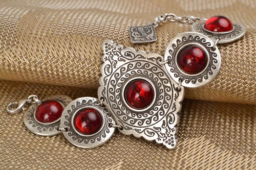 Bracelet en métal avec cabochons en verre rouges fait main ethnique pour femme - MADEheart.com