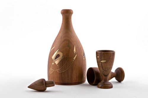 Set di bottiglia di legno e due calici per vino fatto a mano bottiglia di legno - MADEheart.com