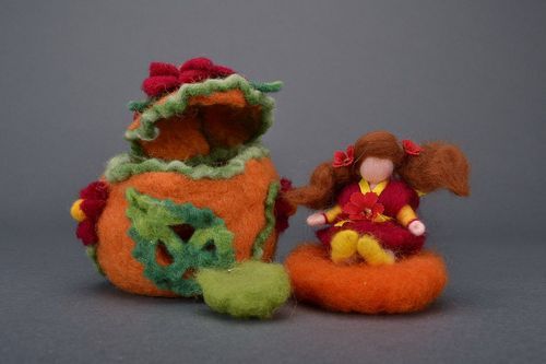 Muñeca de peluche de lana Pulgarcita en casa - MADEheart.com
