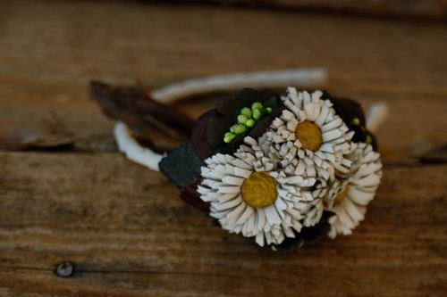 Handmade Blumen Haarreif Accessoire für Frauen Haar Schmuck mit Kamillen - MADEheart.com