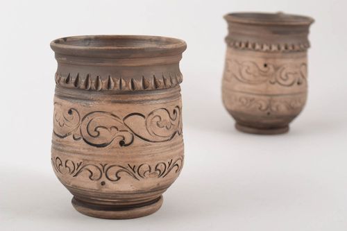 Braunes schönes Trinkglas aus Ton mit Ornament 250 ml künstlerische Handarbeit - MADEheart.com