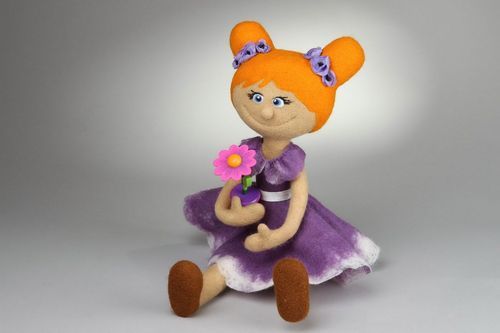 Une petite poupée feutrée faite main  - MADEheart.com