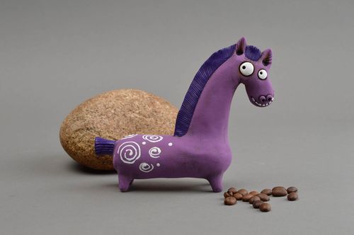 Фиолетовая глиняная статуэтка в виде лошади ручной работы расписная оригинальная - MADEheart.com