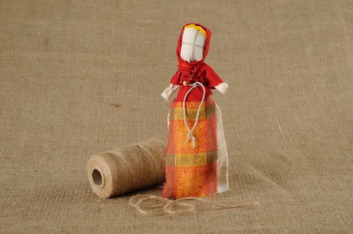 Poupée motanka en tissu ethnique faite main - MADEheart.com