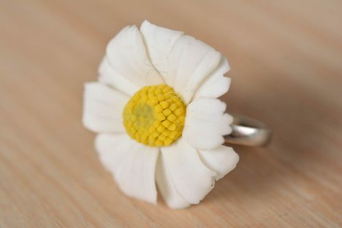 Кольцо из полимерной глины в виде белой ромашки ручной работы женское красивое - MADEheart.com