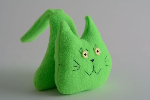 Brinquedo macio de tecido feito à mão em forma do gato verde  - MADEheart.com
