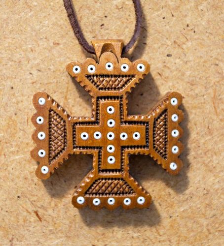 Pendentif croix en bois incrusté de perles - MADEheart.com