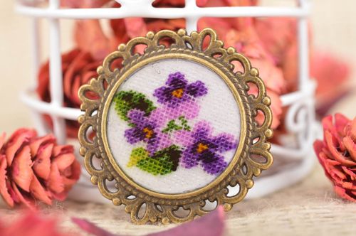 Broche fleur Bijou fait main Accessoire femme violettes cadeau insolite - MADEheart.com