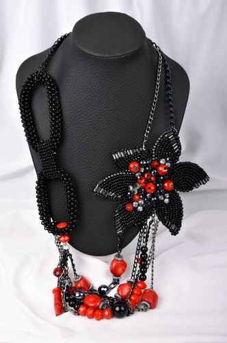 Collier en perles de rocaille Bijou fait main fleur noir rouge Accessoire femme - MADEheart.com