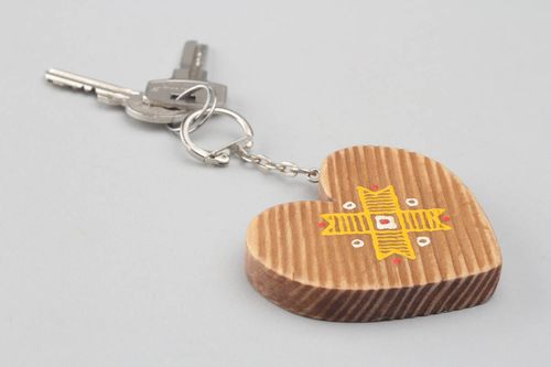 Chaveiro de madeira feito à mão na forma de coração - MADEheart.com