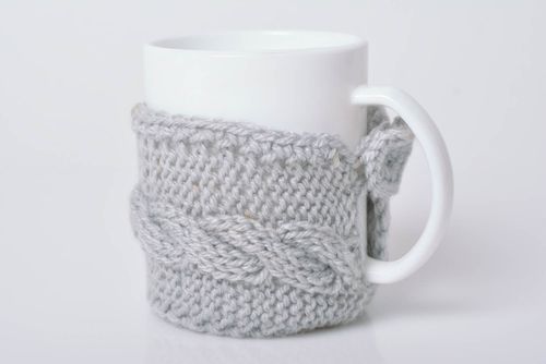 Protège-tasse fait main en acrylique tricoté design de créateur insolite - MADEheart.com