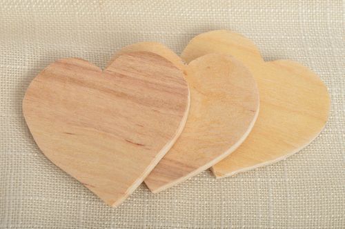 Cœurs à décorer en bois brut faits main figurines set de 3 pièces contreplaqué - MADEheart.com