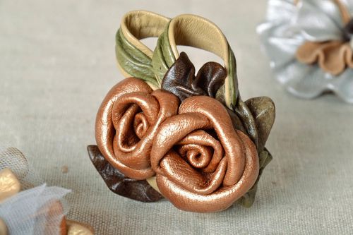 Broche de cuero en forma de flor - MADEheart.com