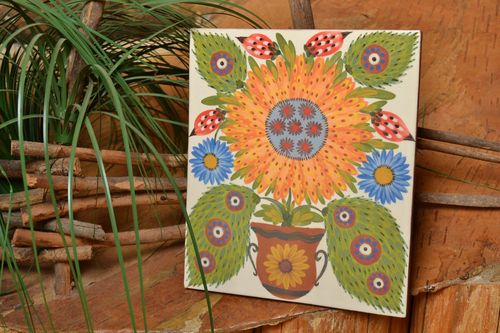 Handmade dekorative Wandplatte aus Ton quadratisch Sonnenblume bemalt bunt - MADEheart.com
