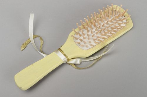 Milchweiße Haarbürste aus Holz - MADEheart.com