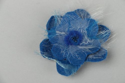 Broche faite main en laine feutrée Rose bleue - MADEheart.com