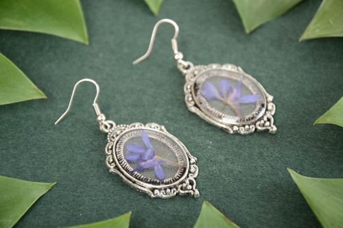Handmade oval metal earrings in vintage style with flowers in epoxy resin - MADEheart.com
