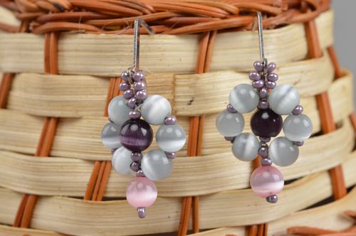 Boucles doreilles en oeil de chat et perles de rocaille faites main pendantes - MADEheart.com