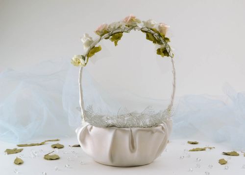 Weißes Ringkissen für die Hochzeit - MADEheart.com