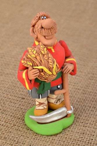 Figura de arcilla Cosaco con gavilla y guadaña  - MADEheart.com