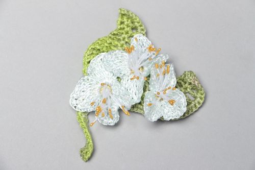White crochet flower brooch - MADEheart.com
