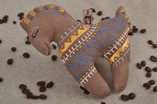 Peluche en tissu faite main cheval brun avec broderie jouet écologique - MADEheart.com