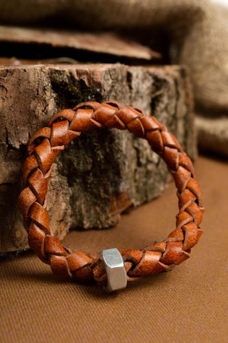 Bracelet fin Bijou fait main tressé en vrai cuir marron Cadeau insolite - MADEheart.com