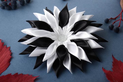 Pince cheveux Barrette fleur fait main satin blanc noir Accessoire cheveux - MADEheart.com