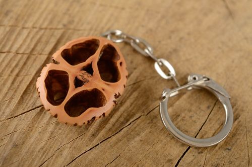 Porte-clés en noix fait main original marron avec fourniture métallique - MADEheart.com