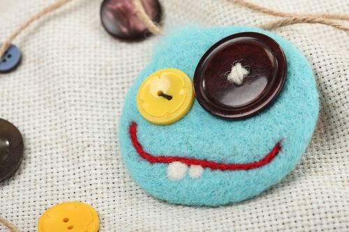 Broche de fieltro original artesanal carita sonriente divertido azul con botones - MADEheart.com