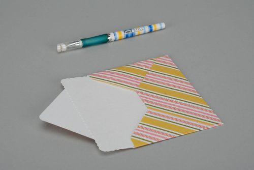 Envelope com listras multicoloridas - MADEheart.com
