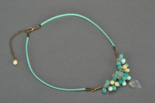 Collier bleu clair en perles de verre tchèque sur lacet de daim fait main - MADEheart.com