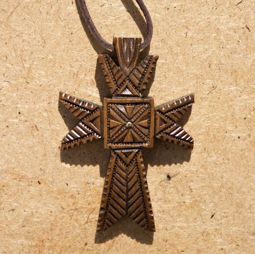 Pendentif croix ethnique en bois  - MADEheart.com