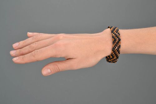 Bracelet de grains de verre avec ornement géométrique - MADEheart.com