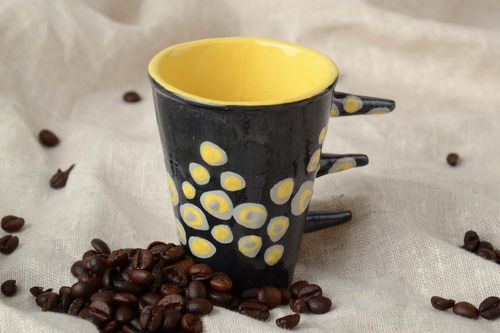 Handmade Keramik Tasse für Tee mit originellem Henkel schwarz gelb 300 ml groß - MADEheart.com
