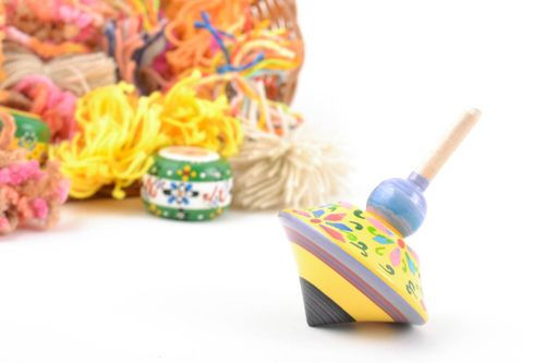Детская игрушка юла из бука с росписью эко красками ручной работы для ребенка  - MADEheart.com