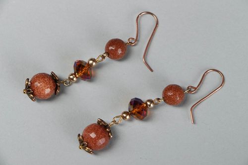 Orecchini pendenti con perline fatti a mano bigiotteria originale da donna - MADEheart.com